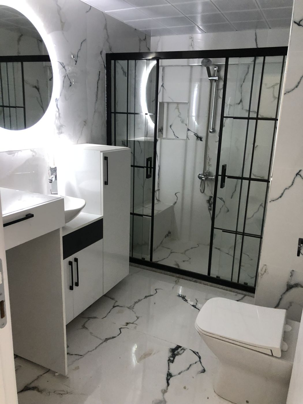 Yuvarlak aynalı mermer banyo