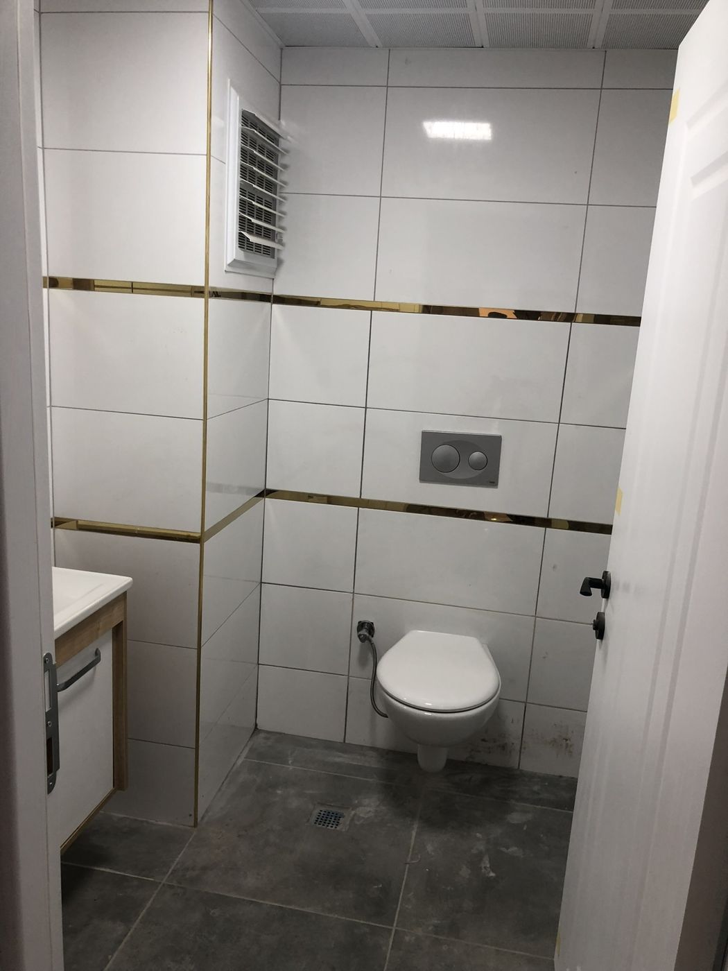Beyaz seramikli, altın şeritli tuvalet
