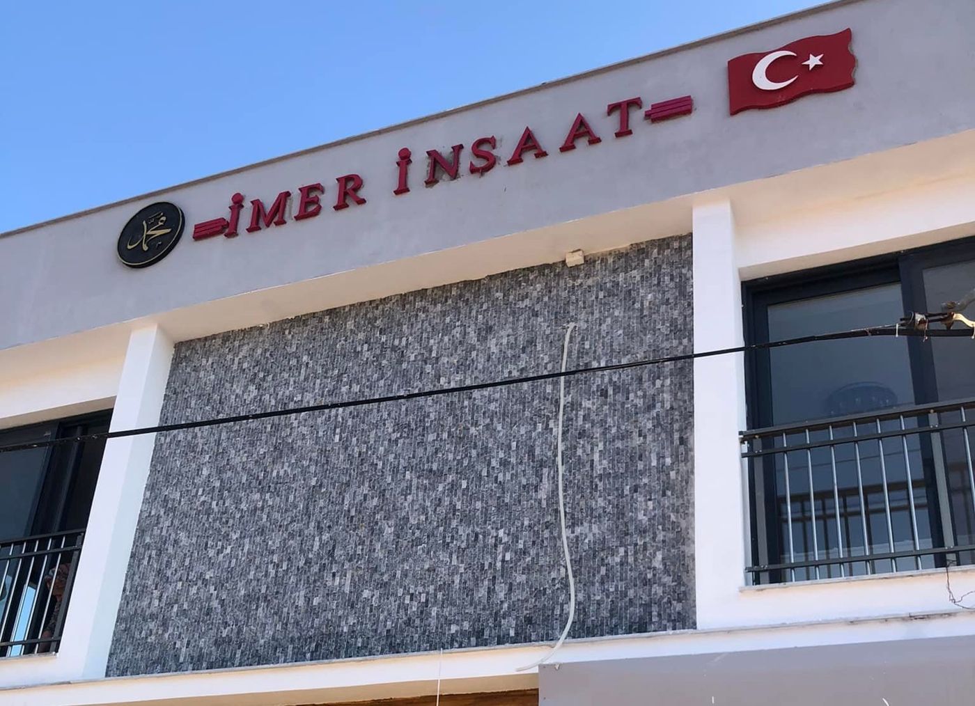 Ahşap kaplama ve dekoratif sıvalı iş yeri cephesi