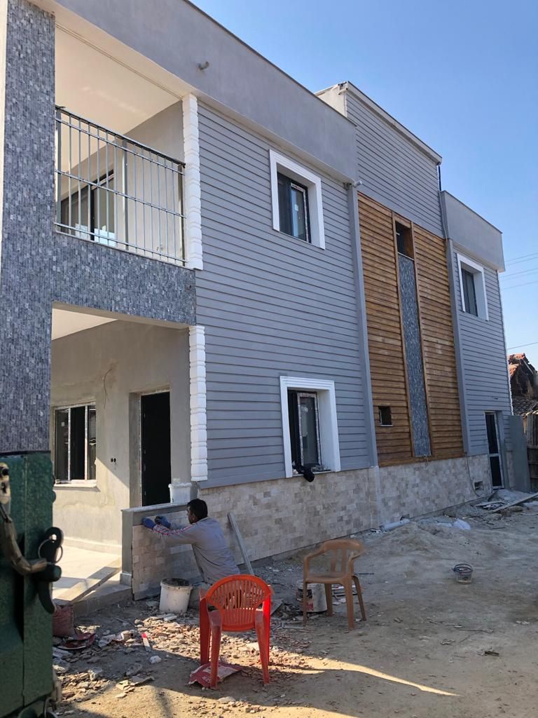 Gri ve ahşap kaplamalı bina cephesi