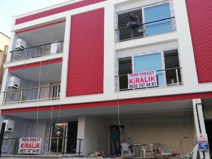Kırmızı ve beyaz boyalı apartman cephesi