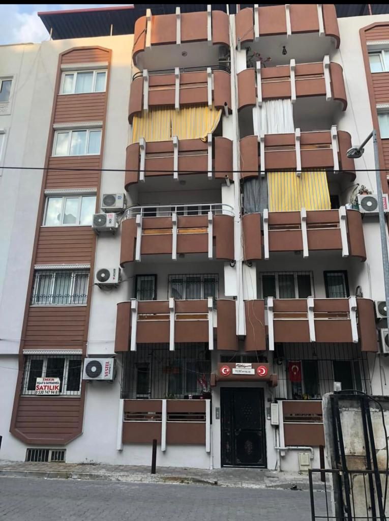 Ahşap görünümlü balkon kaplamalı apartman