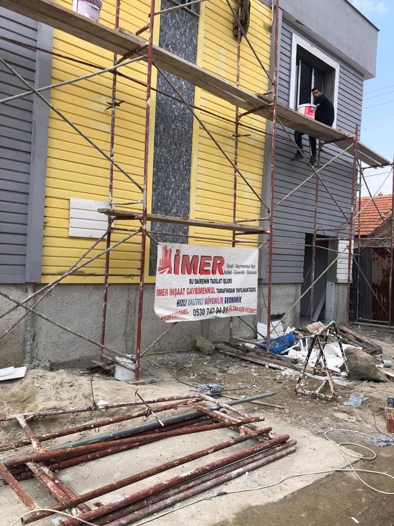 İskeleli bina, cephe kaplama çalışması