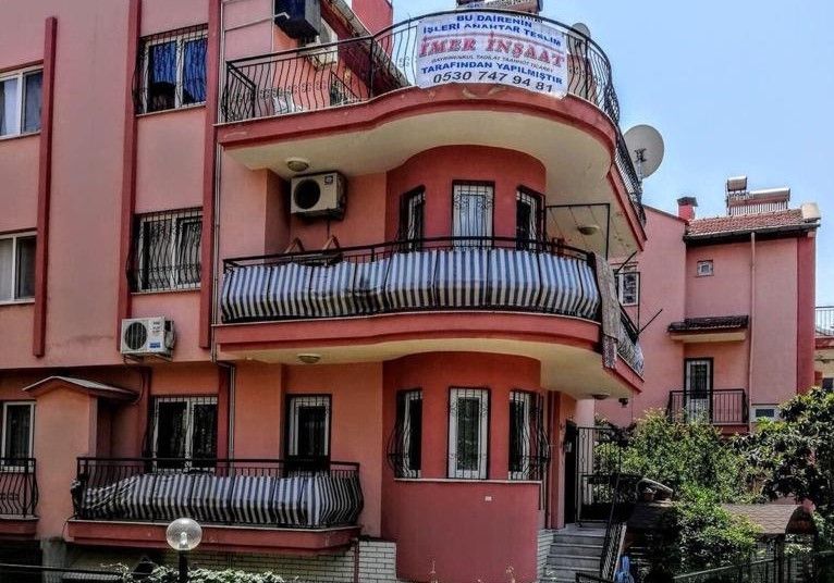 Balkonları yenilenen bina