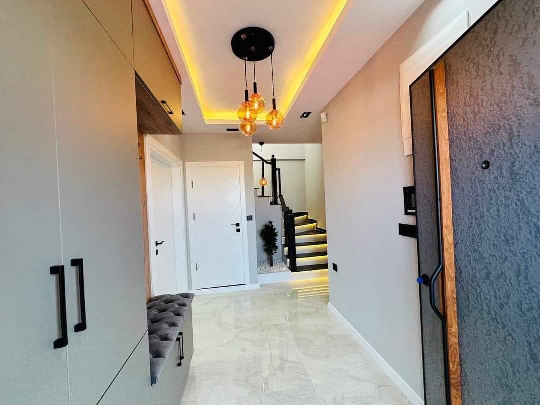 Dolaplı ve merdivenli duplex daire girişi