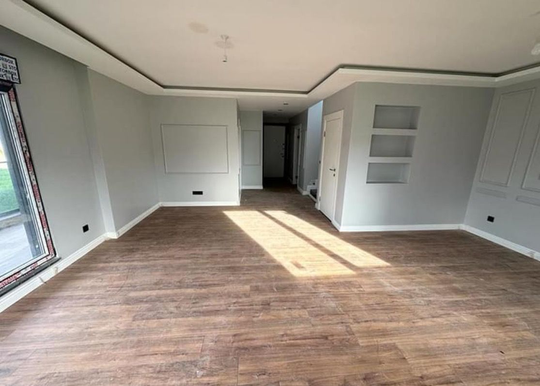 Ahşap laminat zeminli, boş yeni daire