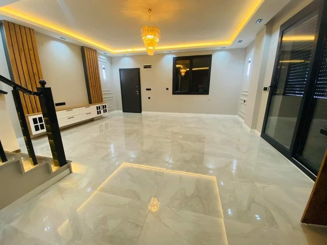 Mermer zeminli geniş salon ve avize