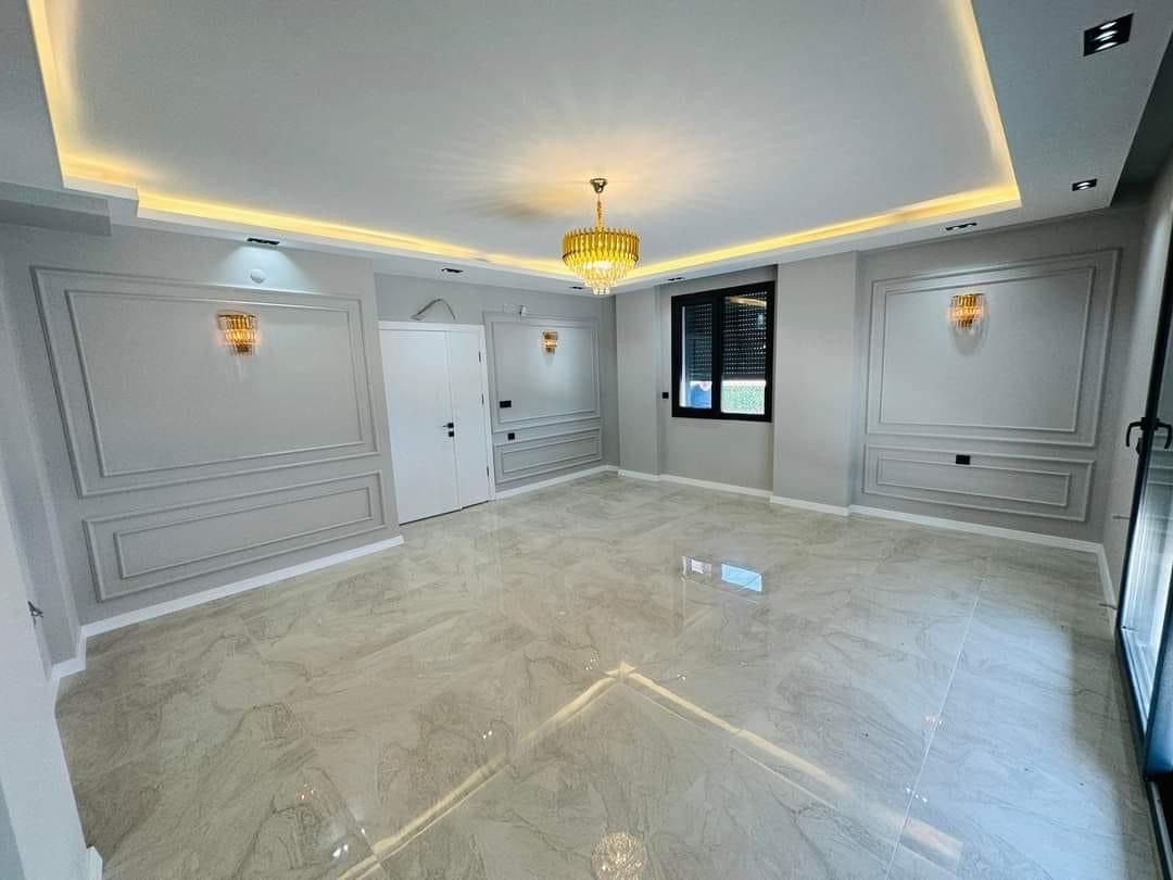 Çerçeveli duvarlı, gizli aydınlatmalı salon