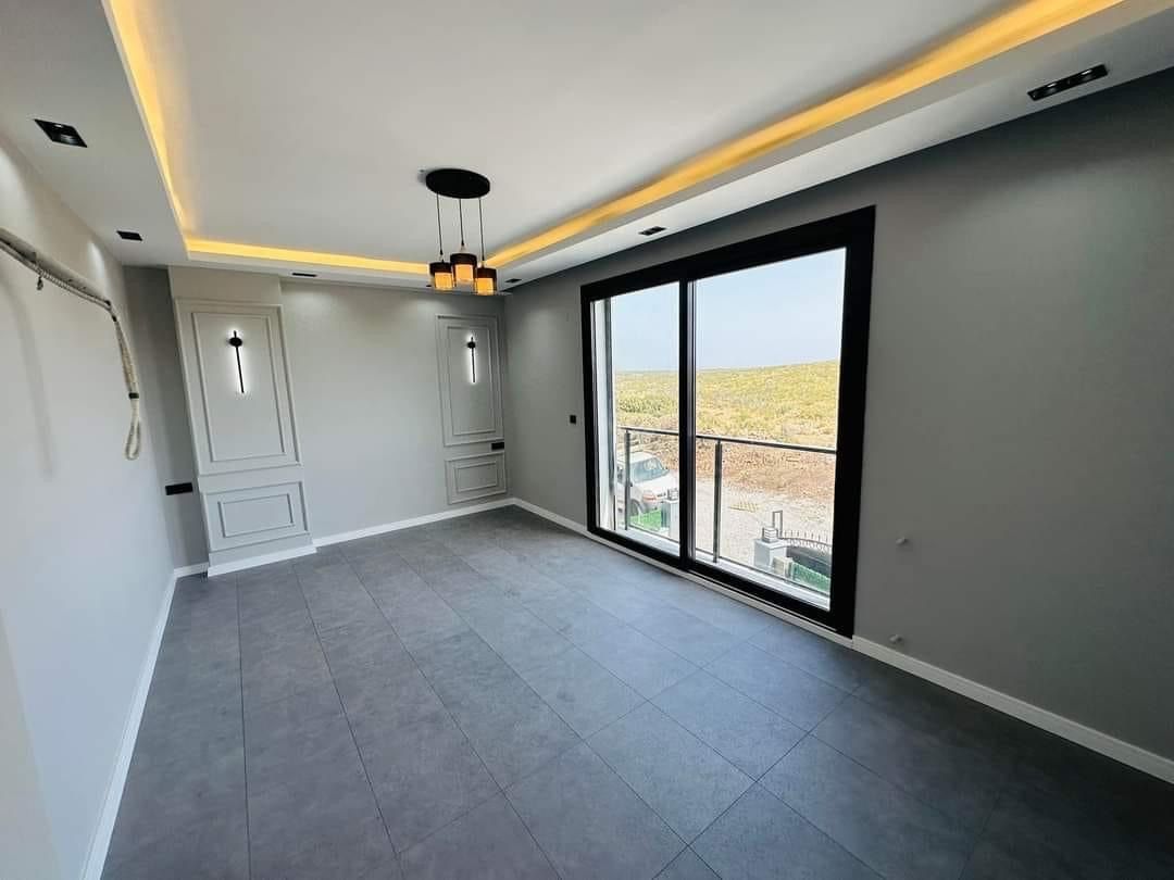 Antrasit zeminli, geniş camlı salon