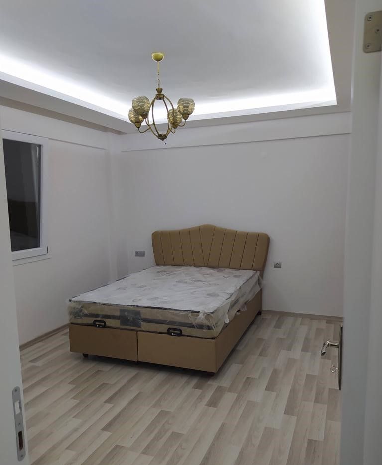 Gizli aydınlatmalı tavanı olan yatak odası