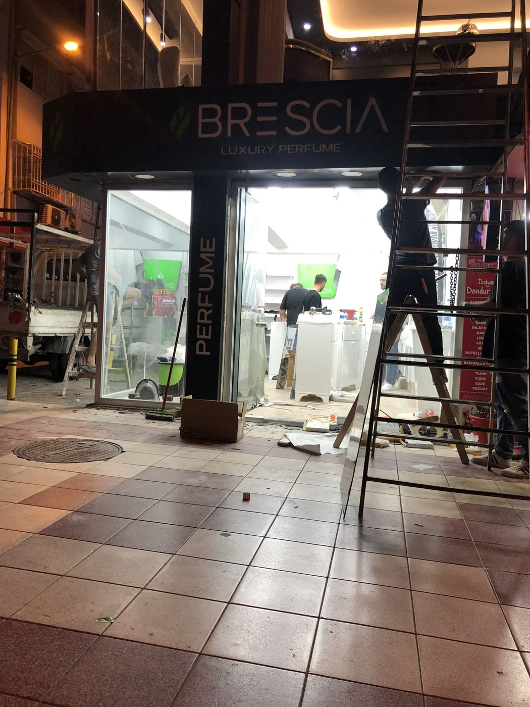 Dükkân cephesi, uygulama aşaması