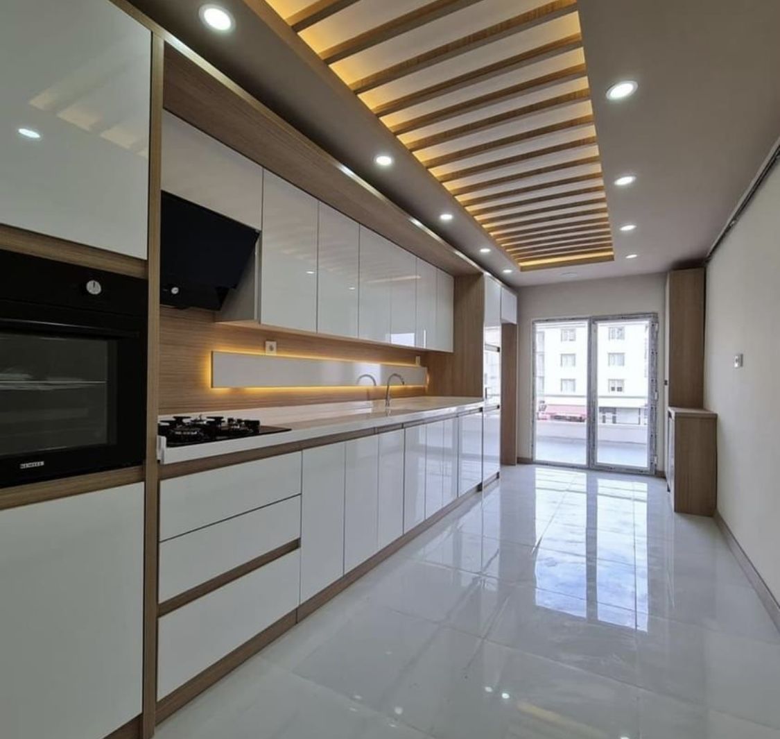 Ahşap detaylı tavanı olan modern mutfak