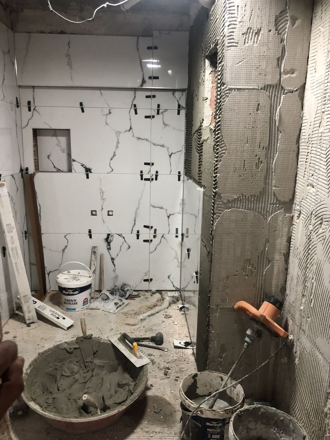 Mermer desenli duvar kaplaması uygulaması