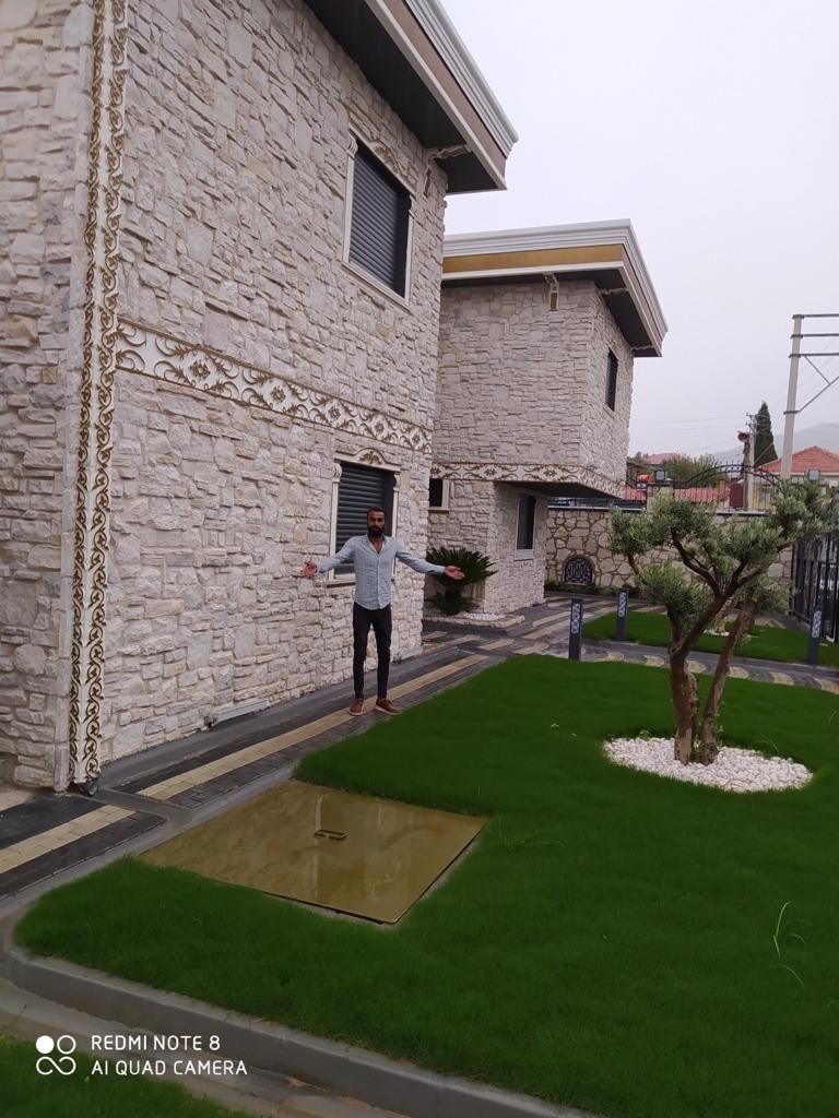 Taş cepheli ev ve bahçe