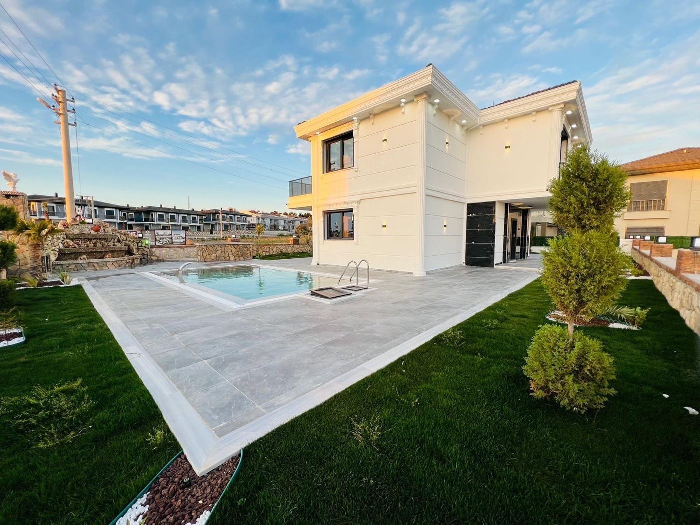 Bahçeli villa ve havuz