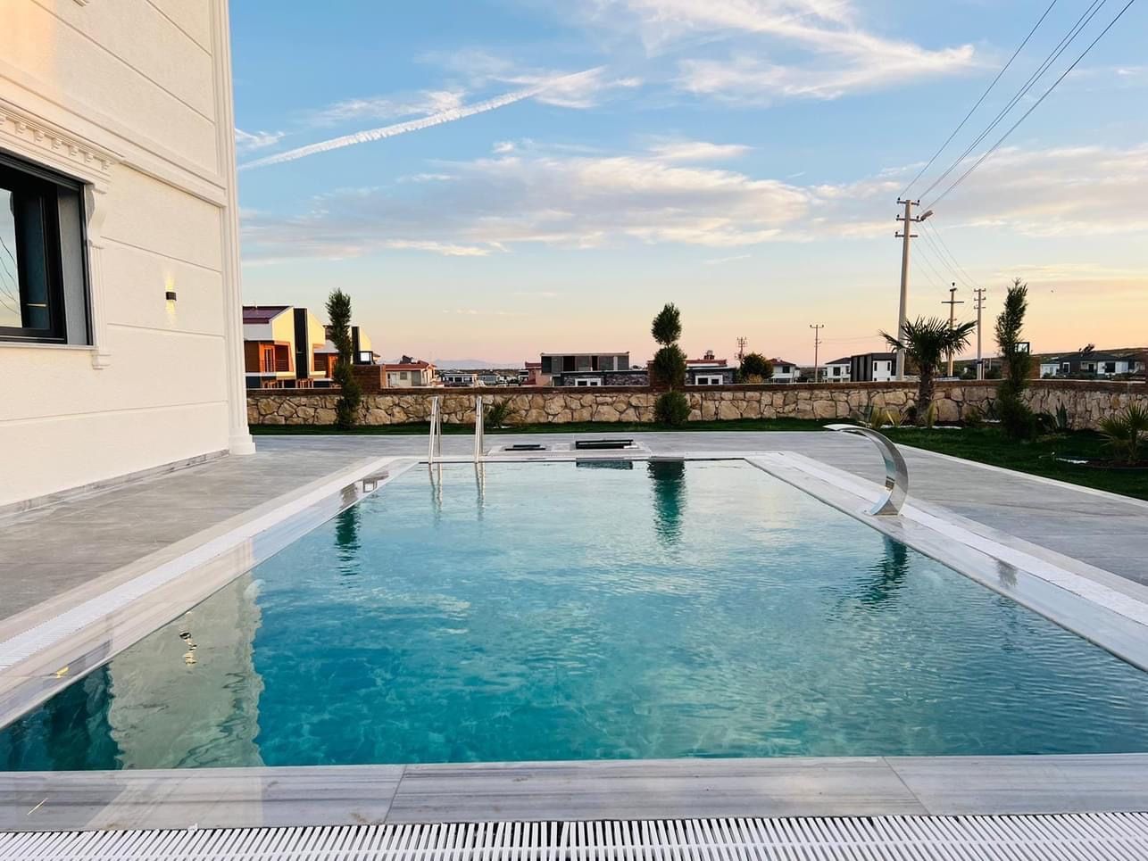 Gün batımında villa havuzu