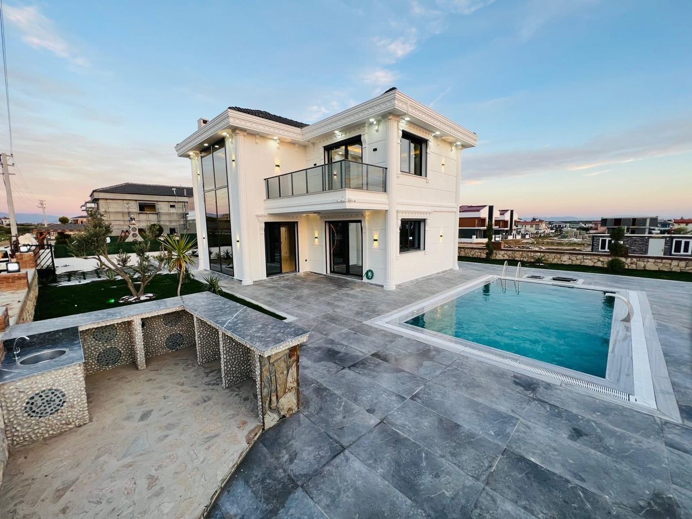 İki katlı beyaz villa ve havuz