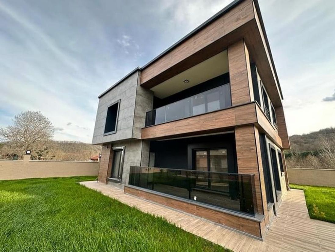 Ahşap ve taş cepheli modern villa, bahçeden görünüm