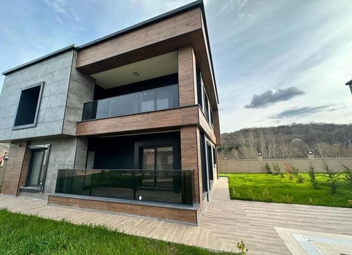 Ahşap ve taş cepheli modern villa