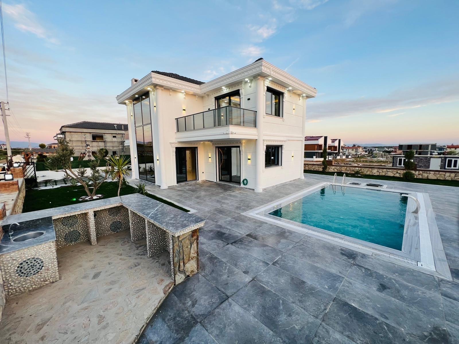 İmer İnşaat tarafından yenilenen iki katlı villa ve havuz